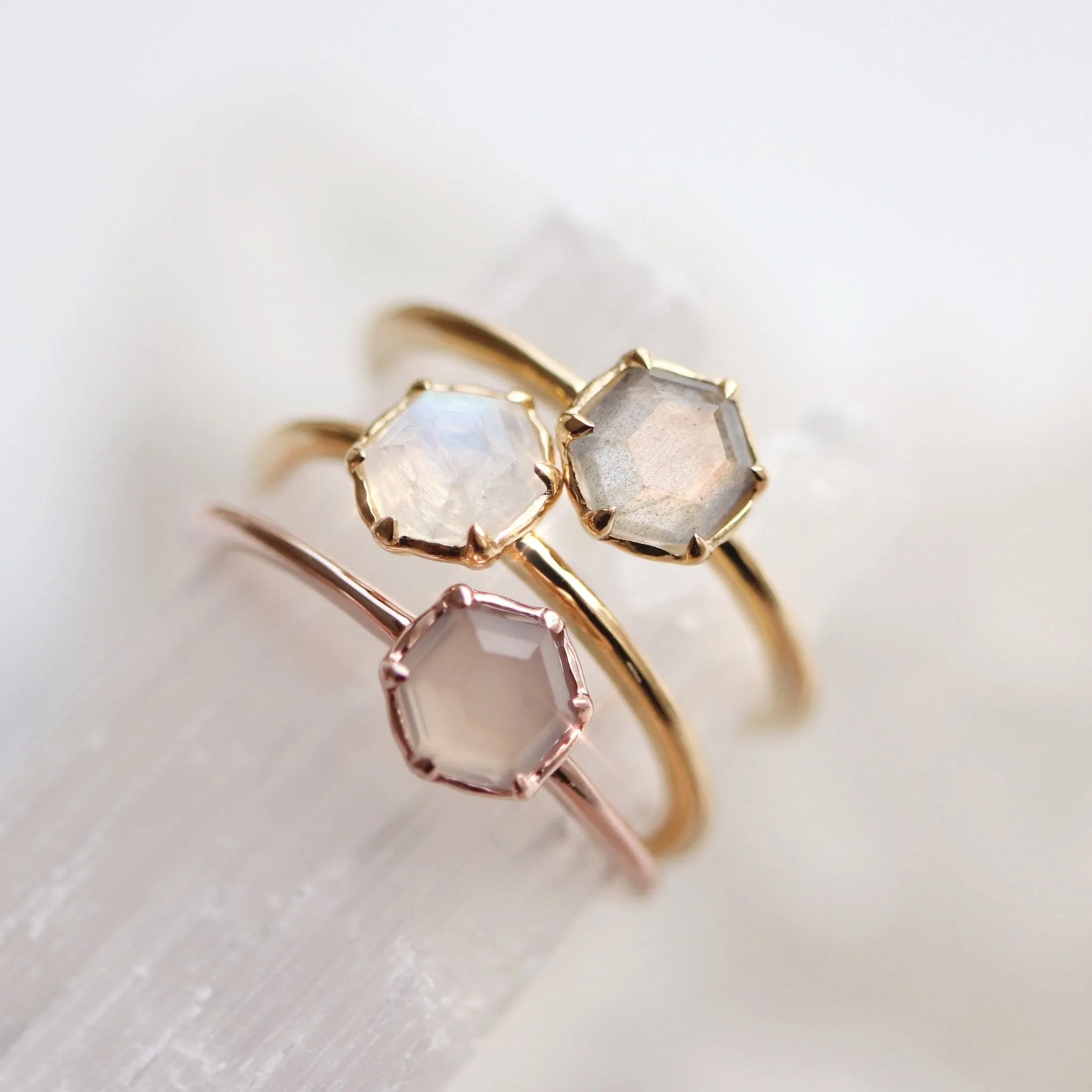 GRACE RING RAINBOW MOONSTONE & GOLD