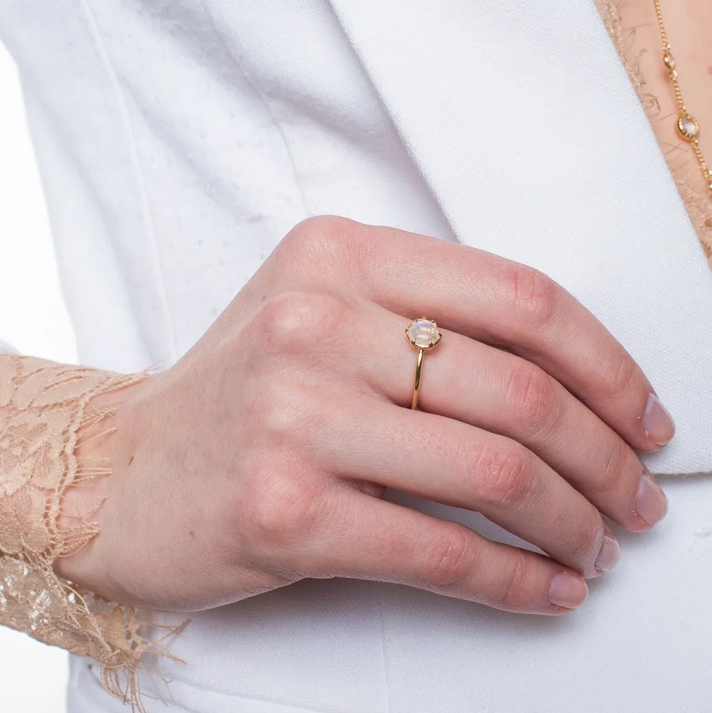 GRACE RING RAINBOW MOONSTONE & GOLD